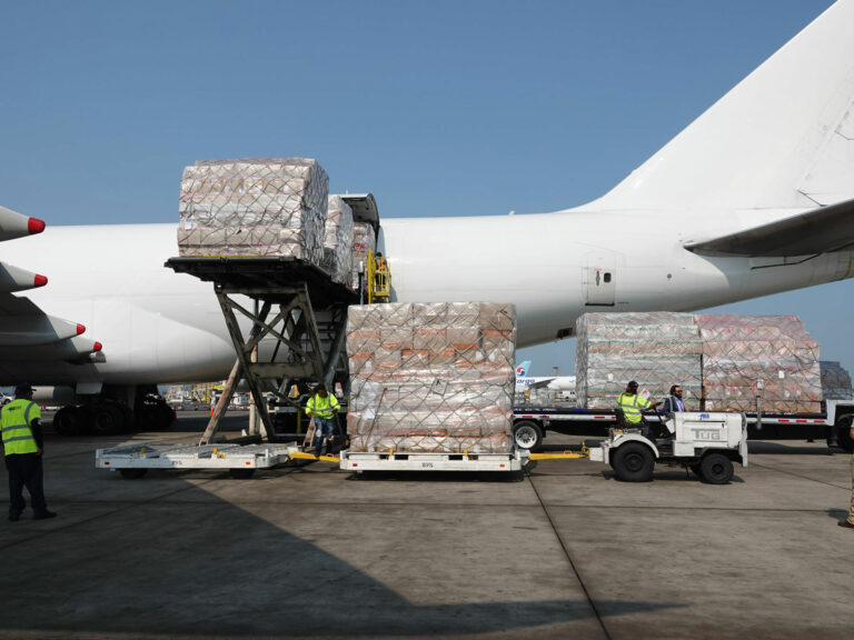 Global CFS loading cargo plane